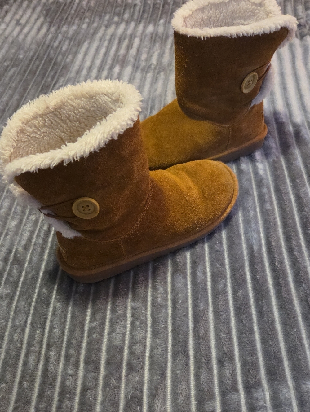 Koolaburra Suede Short Boot - Tan with Cream Logo
